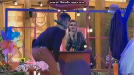 Baby e Mateus posam pra foto fingindo selinho  [27/06/13]