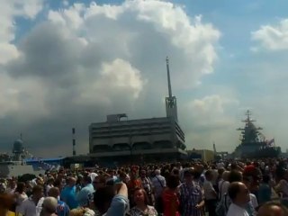 Пилотажные группы "Русские Витязи" и "Стрижи" на Военно-морском салоне 2013 (начало)