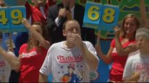 Il engloutit 69 hot-dogs en dix minutes