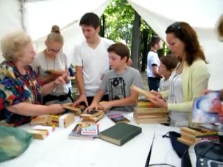 Doamna Şotropa, a venit sa ofere carti din partea Societatii "Ginta Latină"