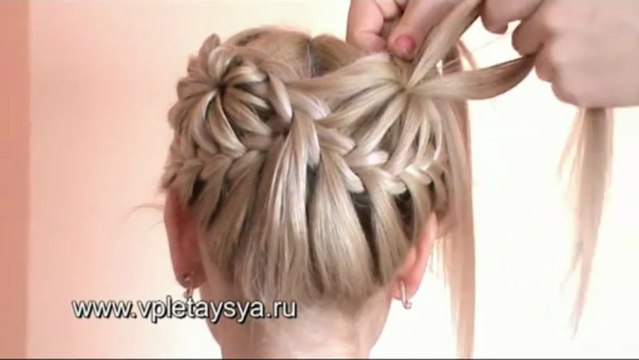 Причёска из косичек в виде двух цветков