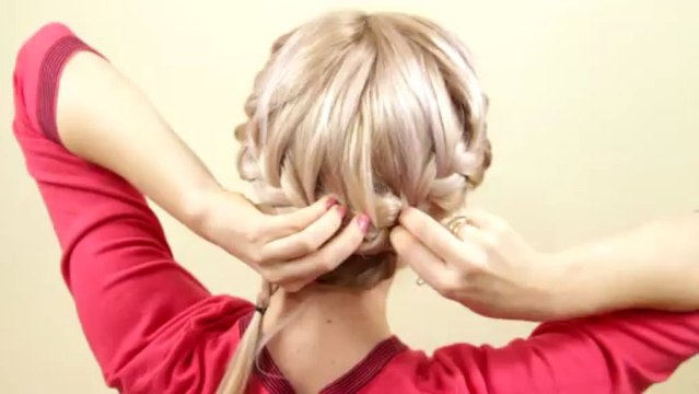 Прическа из двух косичек самой себе. Braiding on your own hair.
