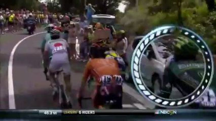 Un spectateur courant à côté des cyclistes du TDF se prend un gros coup