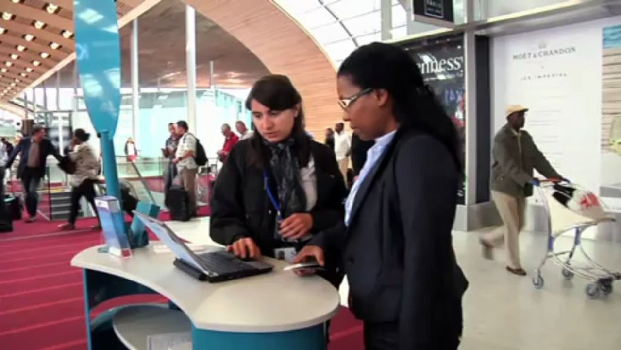 Action de sensibilisation sur Ariane à Roissy 2 avec Hélène Conway-Mouret (02.07.2013)