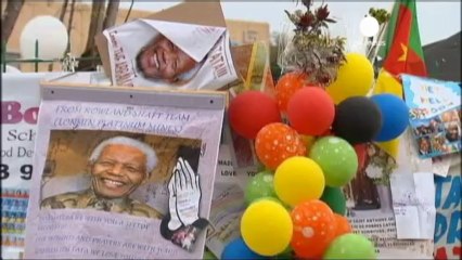 Well-wishers continue vigil outside Mandela's hospital