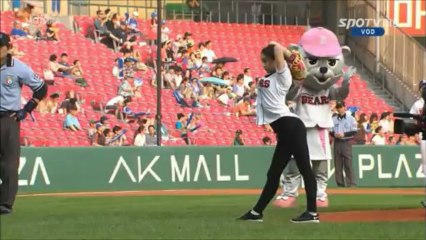 МОТИКА: Како згодна јужнокореанска ритмичка гимнастичарка фрла бејзбол топче?