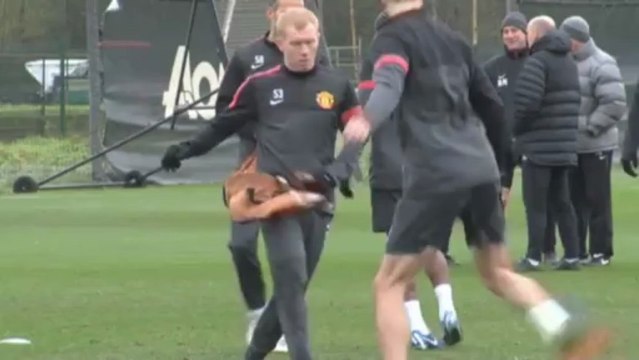 Giggs and Neville know the club - Moyes