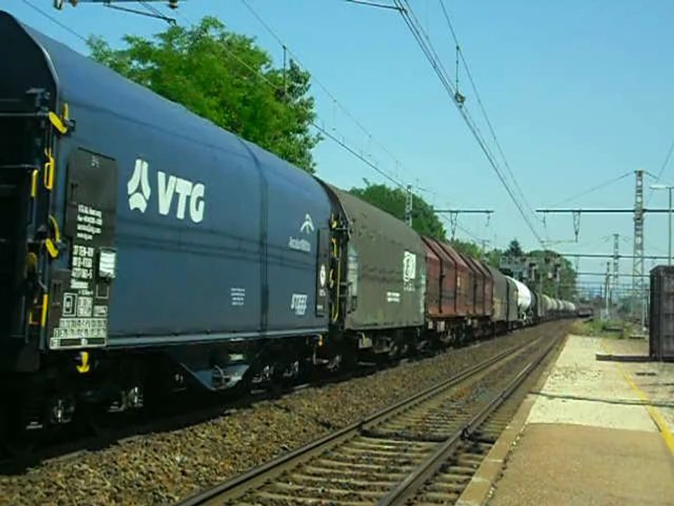 TRAIN DE MARCHANDISES ENTRE AU TRIAGE DE SIBELIN BB 26000