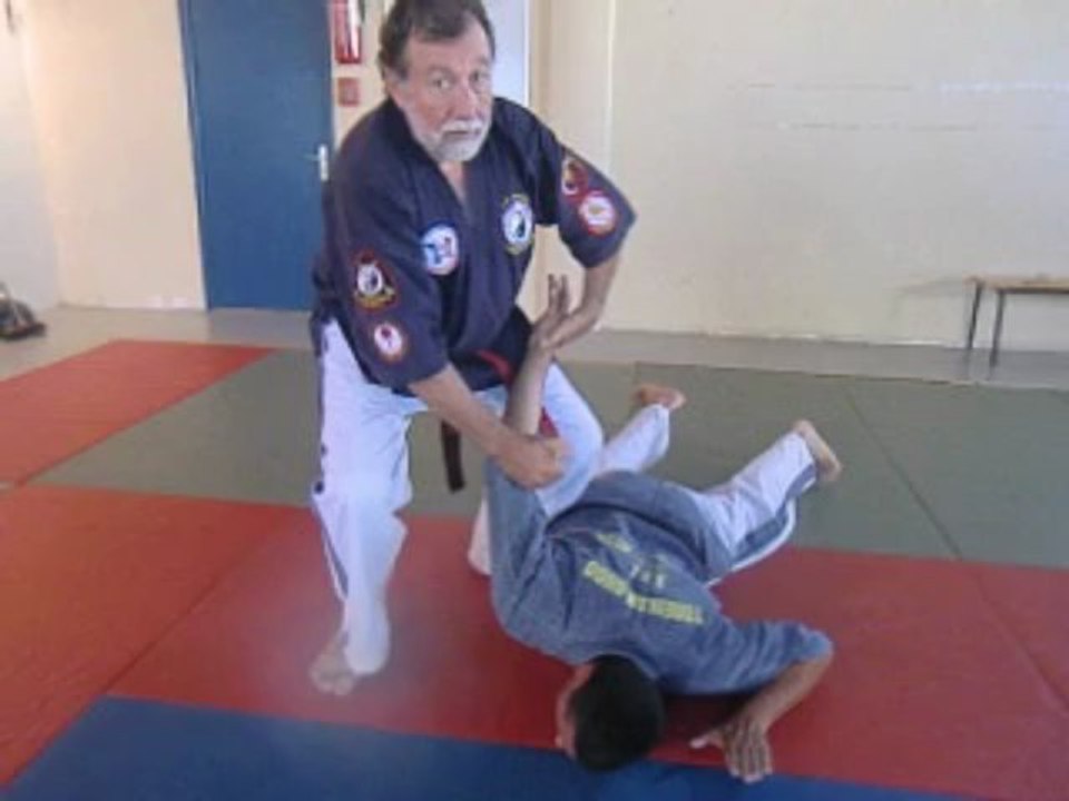 Utilisation du Yubibo avec clé de doigts et de poignet par Jean-Paul Bindel, Hanshi