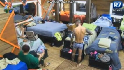 [40] Bárbara preocupada com as costas do Mateus. [30-06]