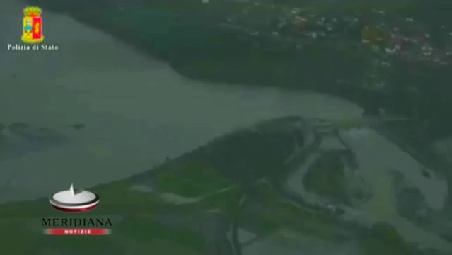 Piena del Tevere all'imbrunire, immagini dall'elicottero