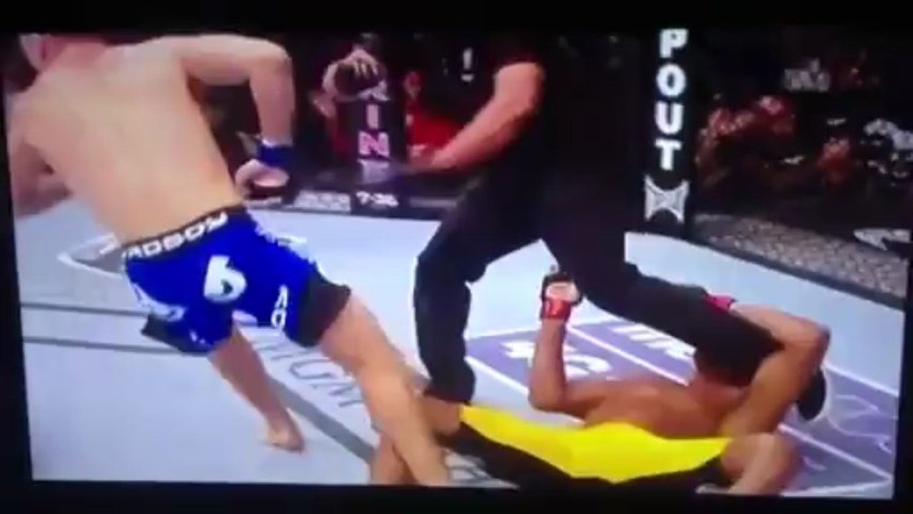 Anderson Silva brinca, é nocauteado por Chris Weidman e perde o cinturão do UFC