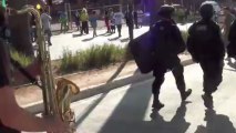Saxophoniste joue La Marche Impériale de Star Wars devant des policiers