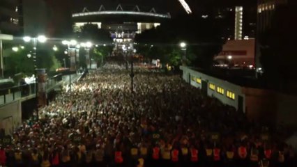 Wembley crowd while away time by performing classic internet hit