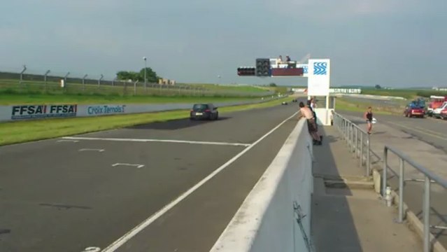 Corvette C6 en ligne droite sur circuit