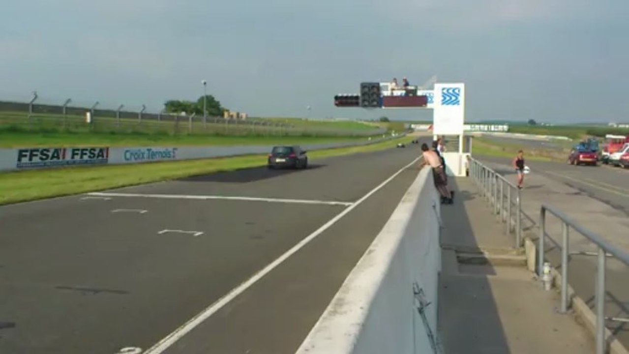 Corvette C6 en ligne droite sur circuit