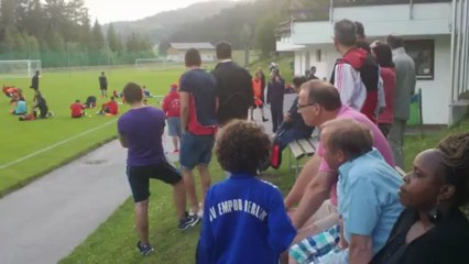 Φίλαθλοι του Ολυμπιακού περιμένουν τους παίκτες στο Ζέεφελντ