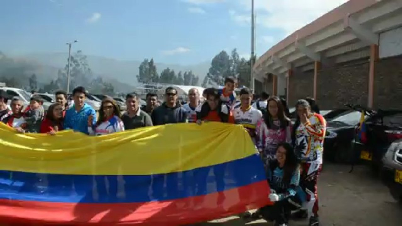 Viviendo la PAXION, EXPIRITU, AXION, CORAZON BMX con la Bandera de Colombia