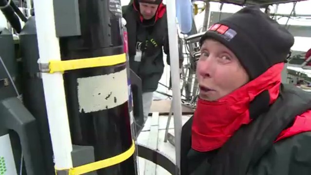 Marc Picheral et Claudie Marec installent une couverture chauffante pour protéger du froid les capteurs de la rosette CTD. Il fait -1° © France Télévisions