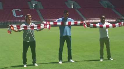 Σαλίνο, Ντε Βινσέντι και Σάμαρης ποζάρουν στον αγωνιστικό χώρο του "Γ. Καραϊσκάκης"