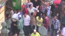 [Choquant] Egypte : Des Frères Musulmans jettent quatre jeunes anti-Morsi du haut d'un immeuble