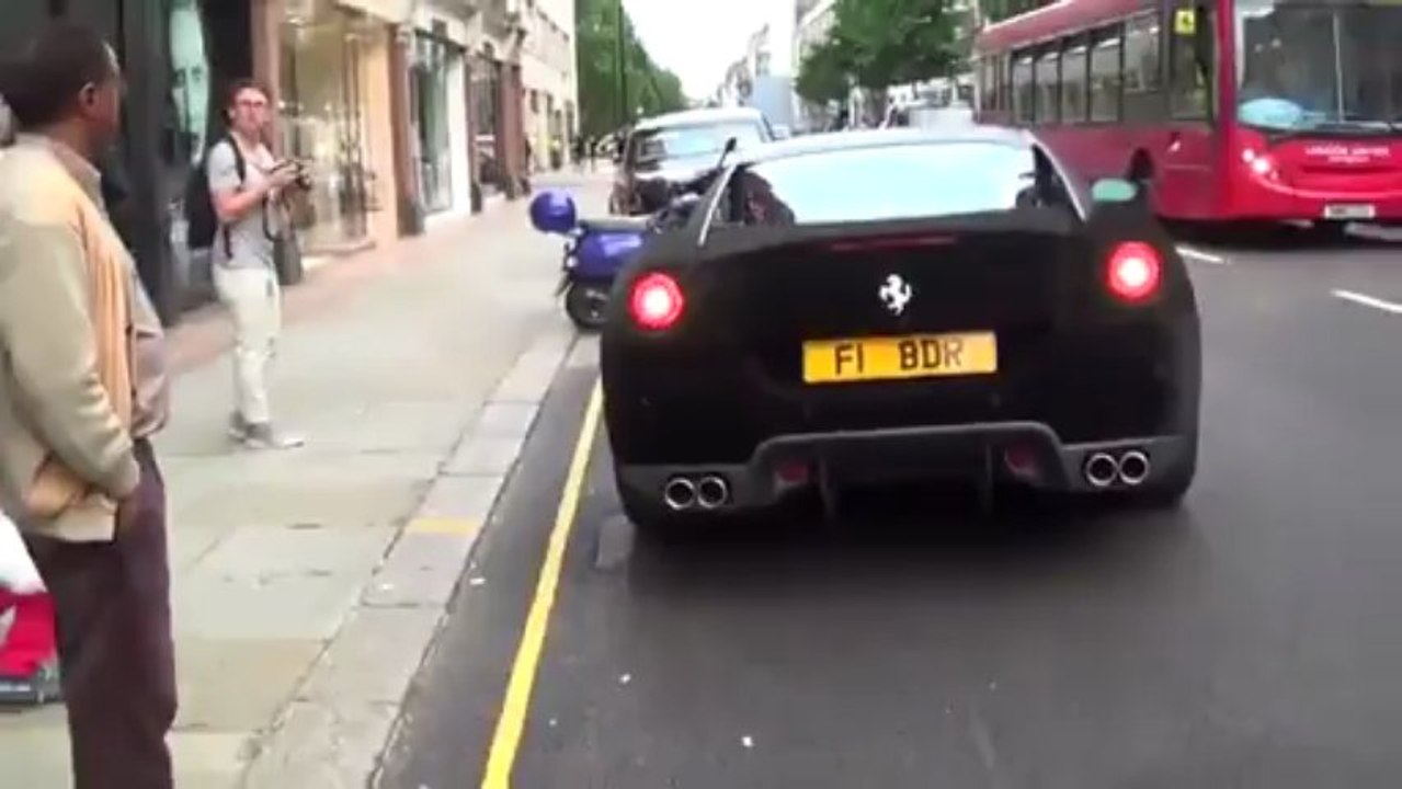 Ferrarisini Kadifeyle Kaplatan Bilge