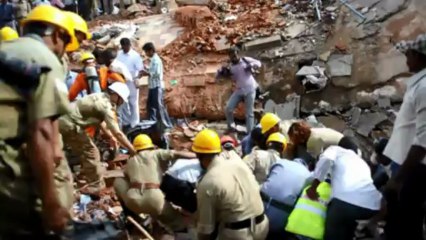Colapsa edificio en India