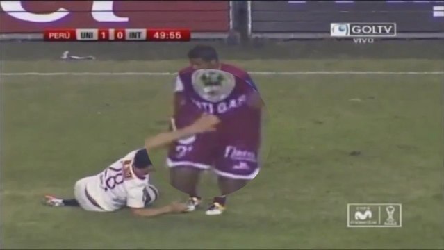 Quand un joueur s'accroche aux parties intimes !