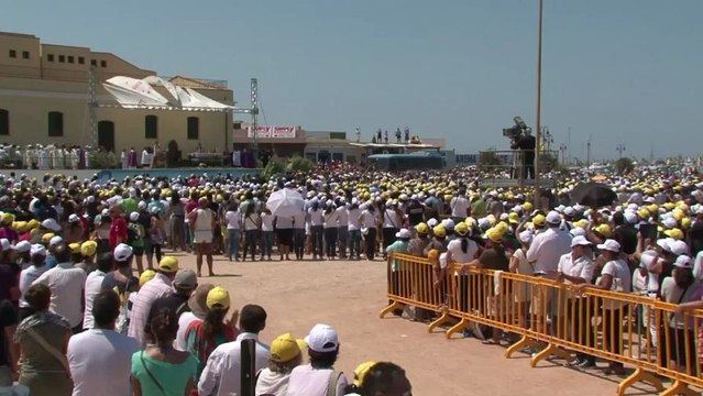 Pope in Lampedusa condemns indifference to refugees
