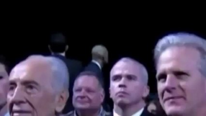 Barack Obama protégé par un garde du corps extraterrestre