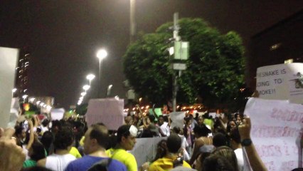 Manifestantes cantam Hino Nacional