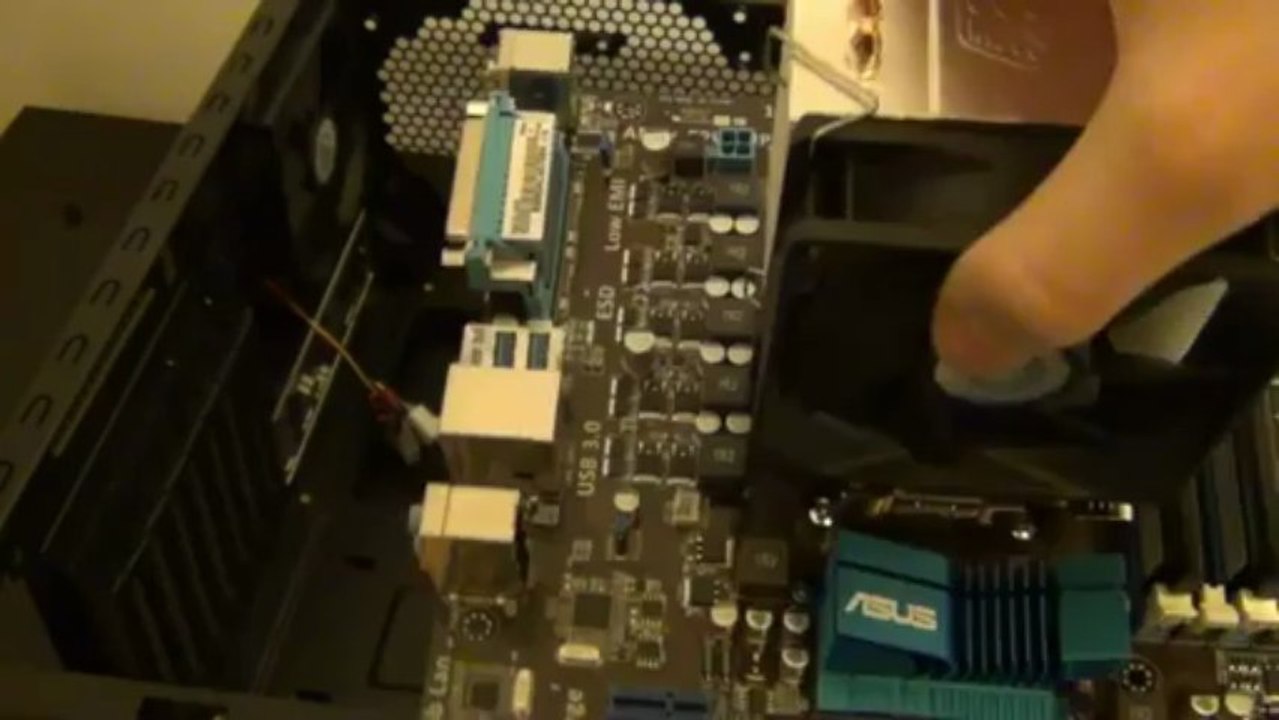 Monter son ordinateur - Partie 3   Installation de la carte mère et de la carte graphique