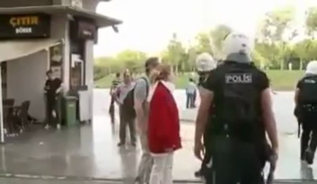 Palalı Salgırgan Vatandaşın Boynunu Kesiyor, Polis Sırtını Sıvazlıyor