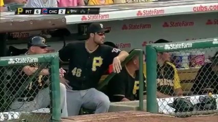 Attraper une balle de baseball entre les jambes