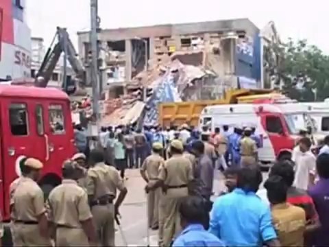 Под обломками отеля в Индии погибло 10 человек