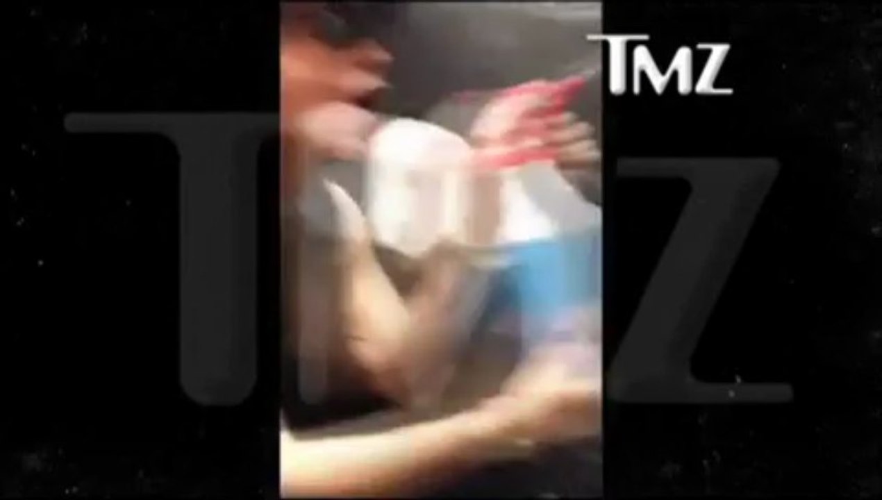 Justin Bieber orinando en un balde de la cocina de un restaurante
