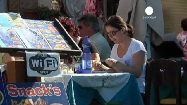 Los funcionarios griegos, en huelga por la supresión...
