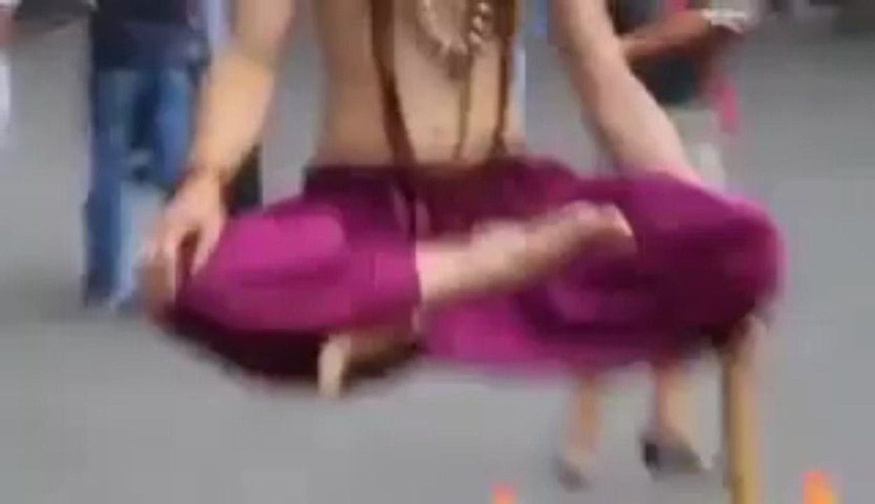 Awesome_street_performer_illusion