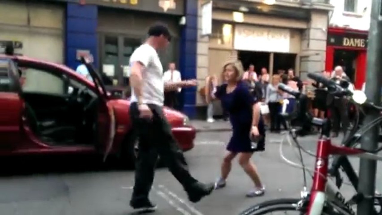 Un chauffeur de taxi danse sur Get Lucky