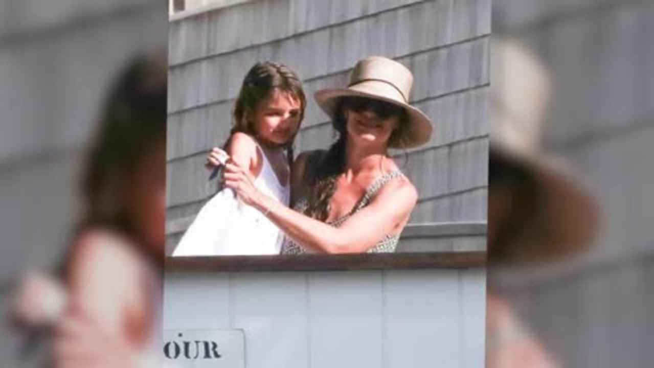 Katie Holmes mit Tochter am Strand