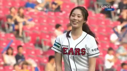 Joven lanza la primera bola de un partido y deja al público asombrado