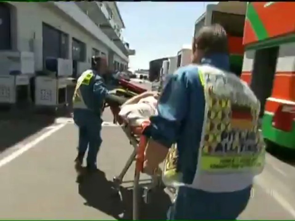 F1: Cinegrafista é atingido por pneu do carro de Mark Webber e é atendido na Central Médica