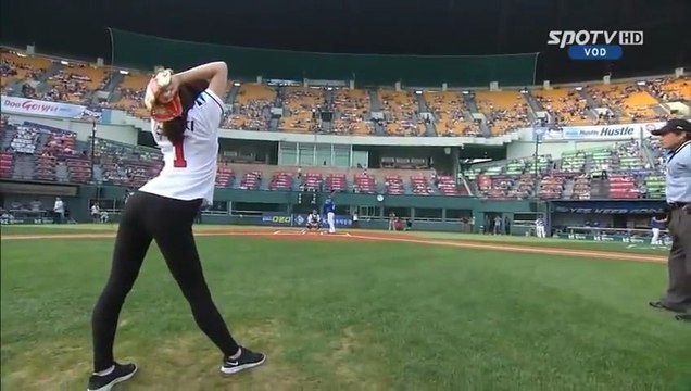 Rhythmic gymnast first baseball pitch : amazing