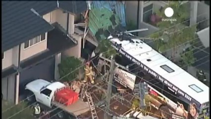 Un bus s'encastre dans une maison en Australie