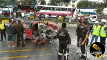 Auto estalló en llamas tras chocar con camioneta, una personas falleció en el accidente.