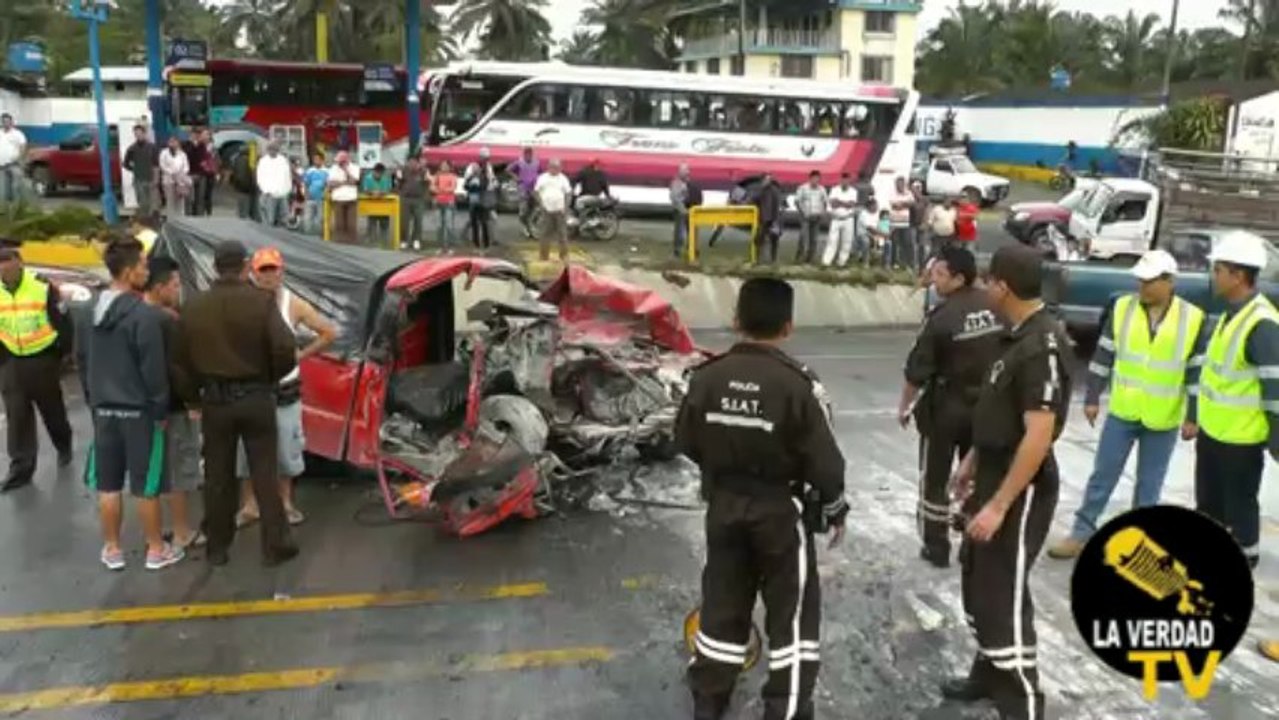 Auto estalló en llamas tras chocar con camioneta, una personas falleció en el accidente.