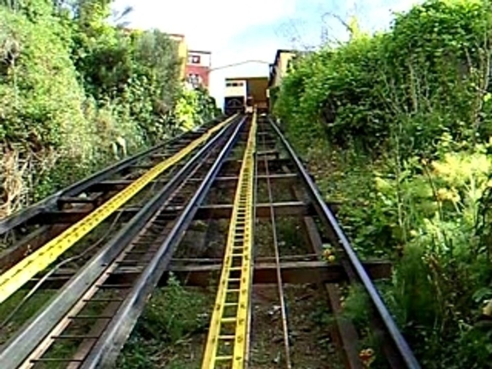 Montée en ascensor à Valparaiso
