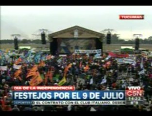 CRISTINA FERNÁNDEZ DE KIRCHNER Y BOUDOU BAILAN EL HIMNO