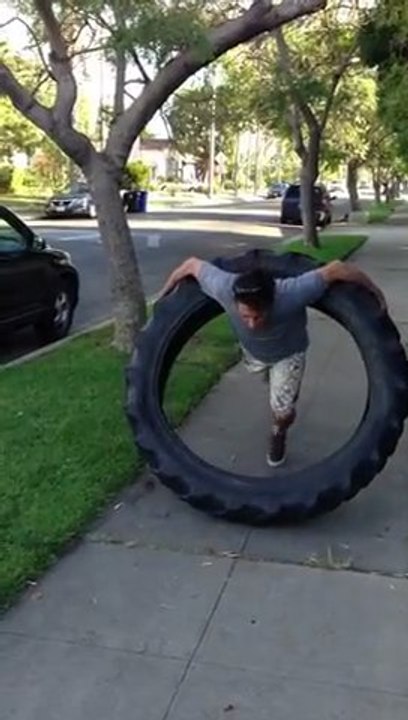 Le mec fait du Hoola hoops avec un pneu de 60 kilo!!!