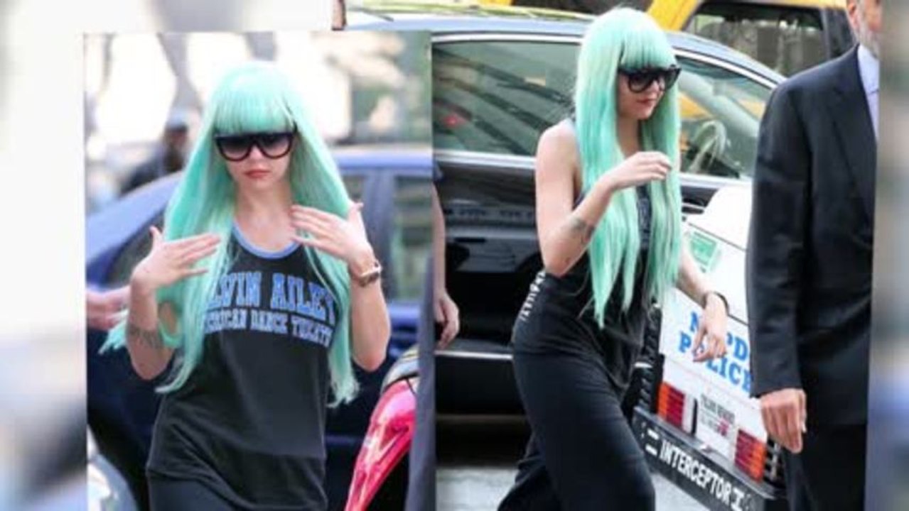 Amanda Bynes arrive à la cour avec une perruque bleue